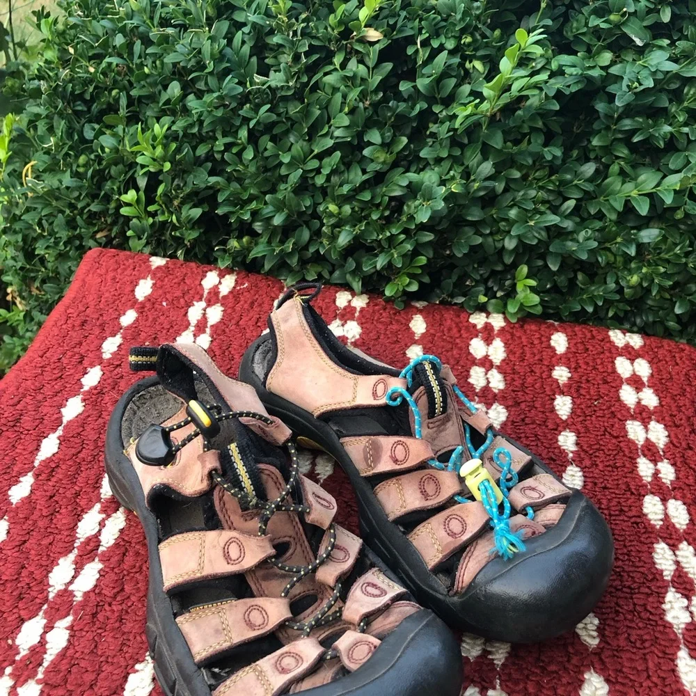 Keen Newport Men’s Brown Leather Sandals with Blue Lace Accents Size 7